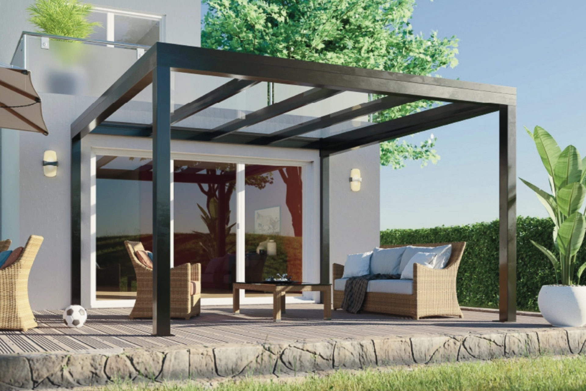 Stilvolle Terrasse mit Außenjalousien