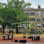 Wuste2526_Seite10_nur_Bilder_1_soziale Projekte Gebäud der Wilhelm-Götz-Schule mit Sonnensegel